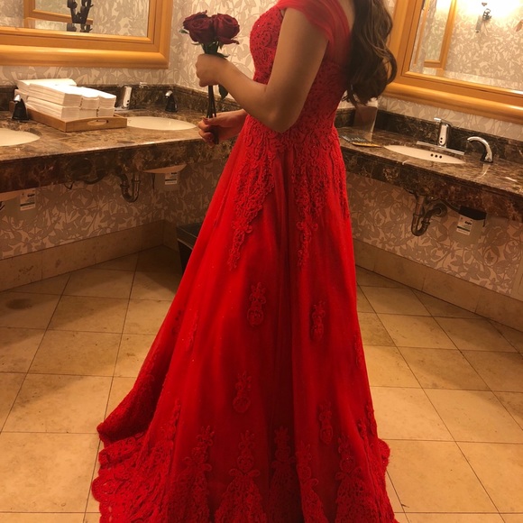 Elegant red gown - Picture 4 of 6